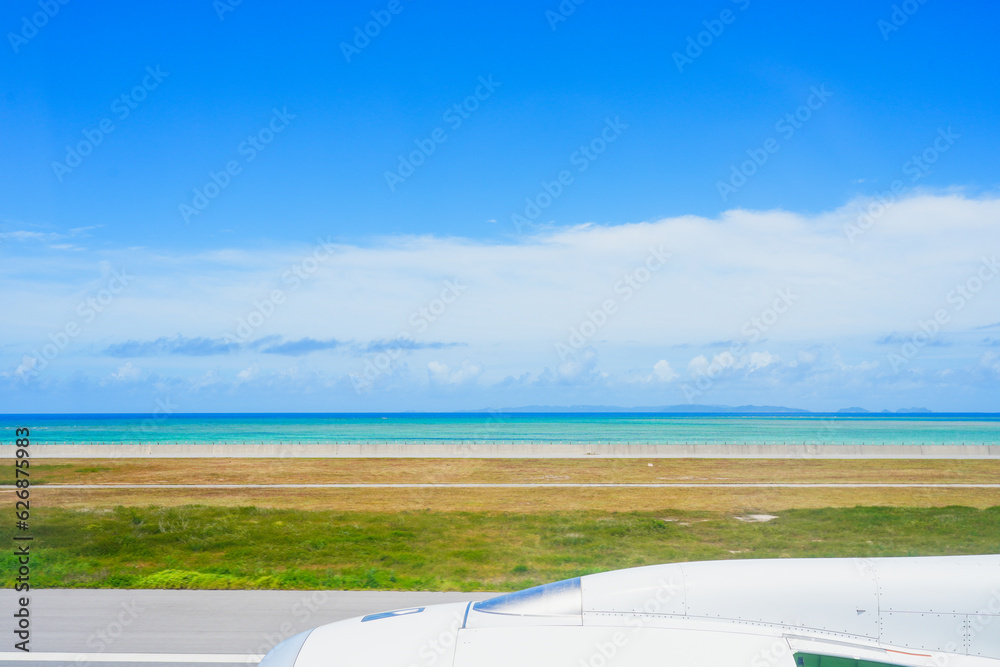 着陸した飛行機から見える沖縄の美しい海