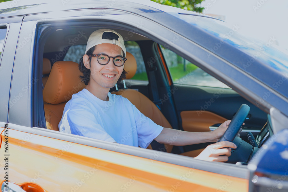 Naklejka premium SUVを運転するキャップを被った男性