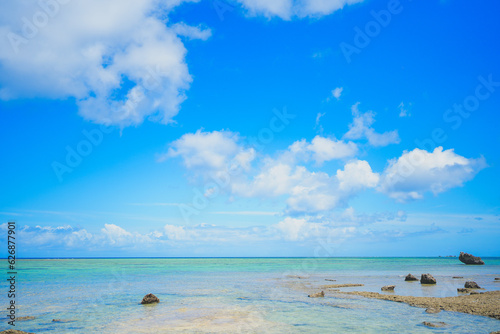 Fototapeta Naklejka Na Ścianę i Meble -  透き通った美しい沖縄の青い海