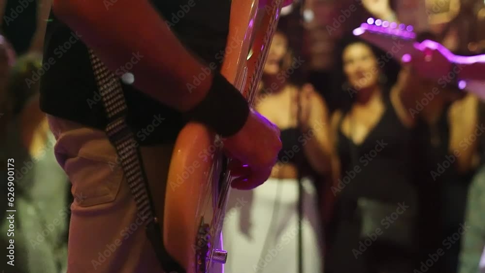 Hombre tocando el bajo en un concierto de rock