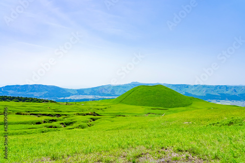 阿蘇の絶景 新緑に輝く米塚