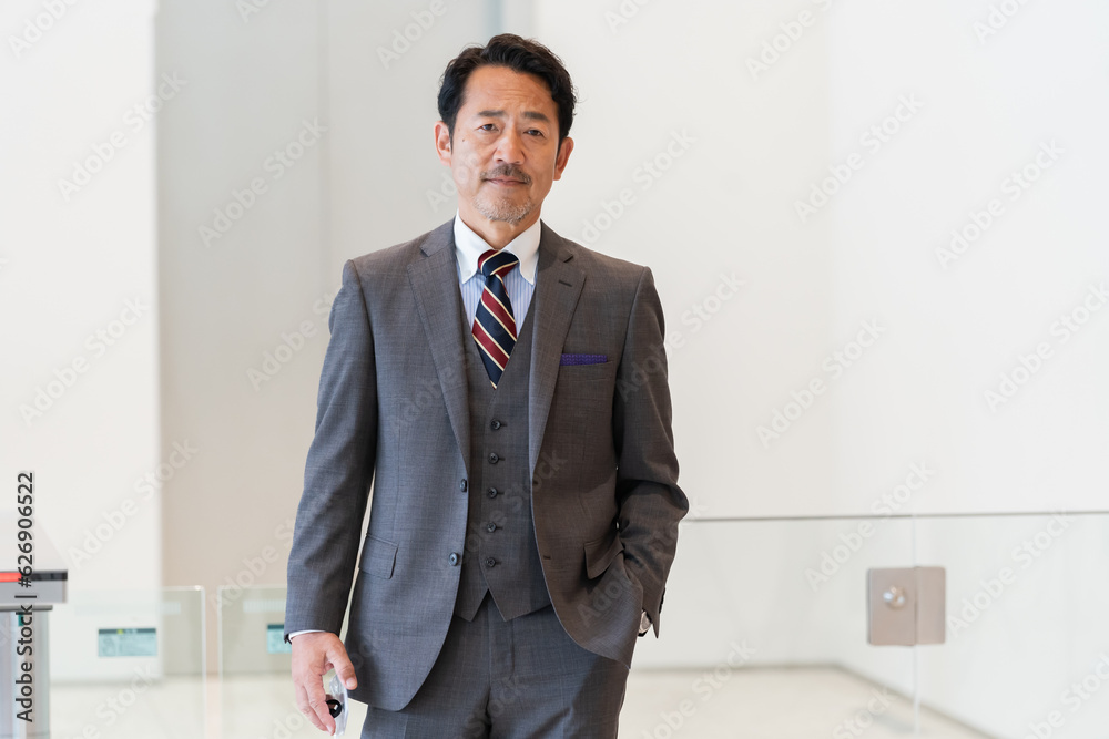 改札を通るビジネスマン 改札を通るビジネスマン