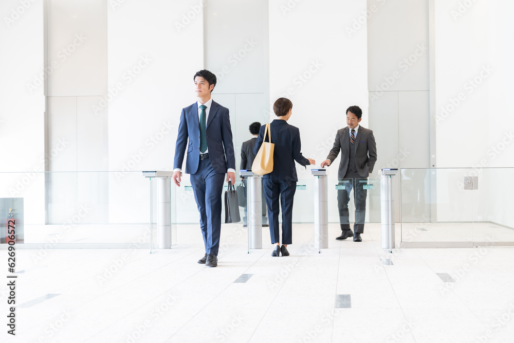 改札を通るビジネスマン