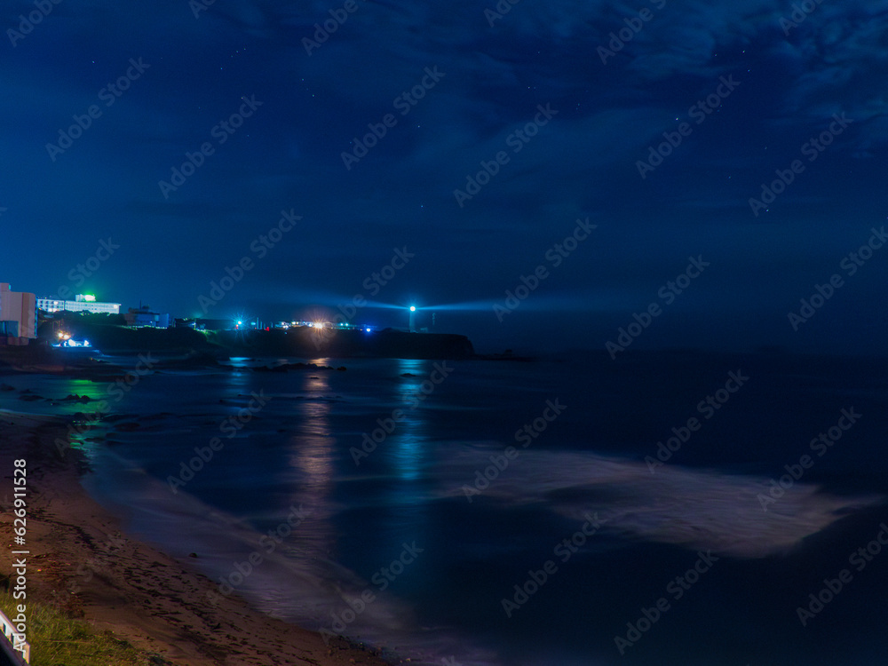 Fototapeta premium 夜の海と灯台