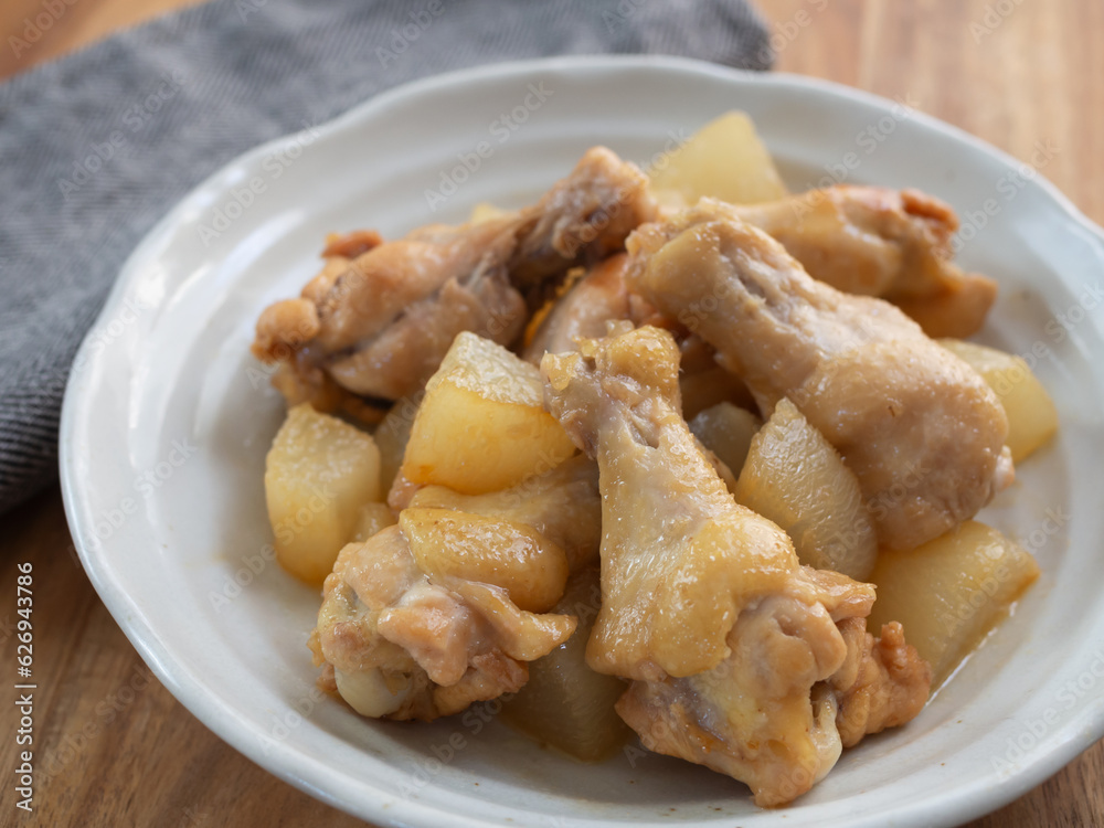 鶏手羽元と大根の煮物