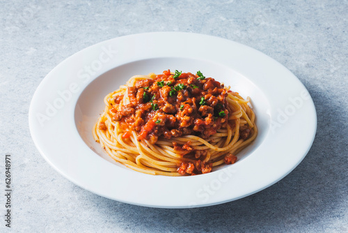 白い皿に盛り付けたスパゲッティミートソース　Spaghetti with meat sauce