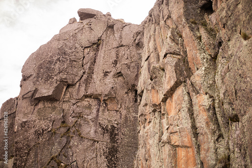 paredón de rocas en la montaña photo