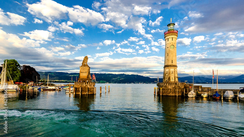 Vászonkép Hafeneinfahrt von Lindau am Bodensee mit Bayrischem Löwen und Leuchtturm, Bayern
