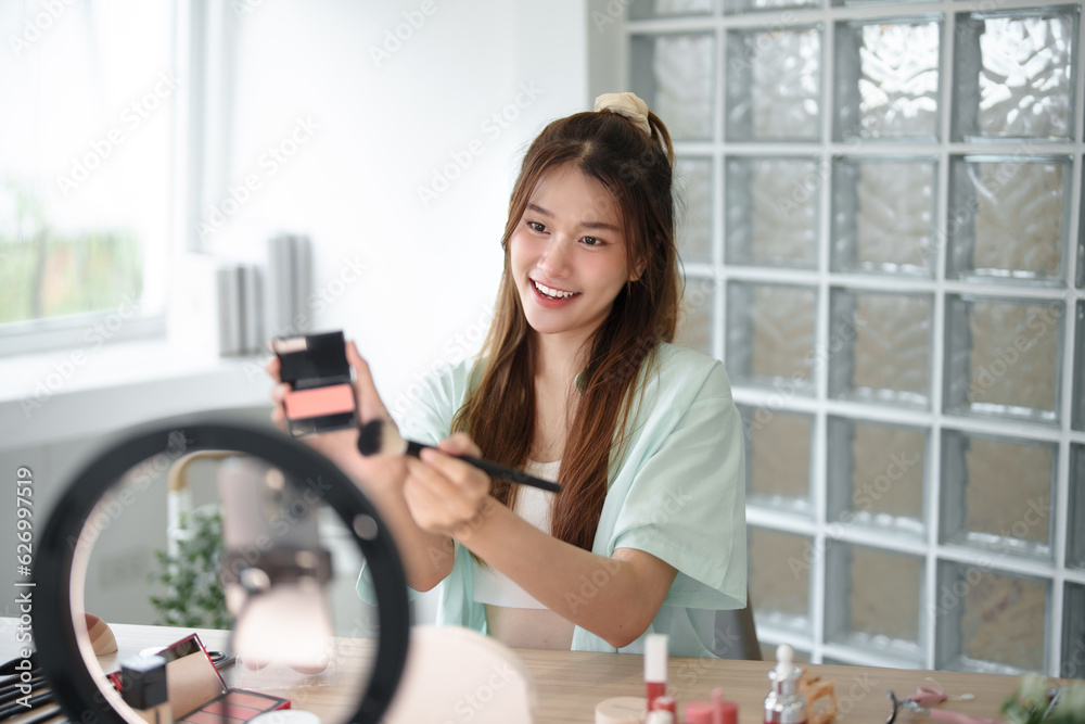 Cosmetics Vlogger online broadcasting live make up at home studio.. Cosmetics Vlogger online broadcasting live make up at home studio..