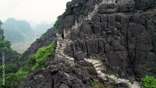 Vue aérienne de Hang Mua à Ninh Binh au Vietnam, paysage karstique avec grotte, escalier et pagode sur la montagne du dragon couché, culture et nature dans la baie d’Halong terrestre.