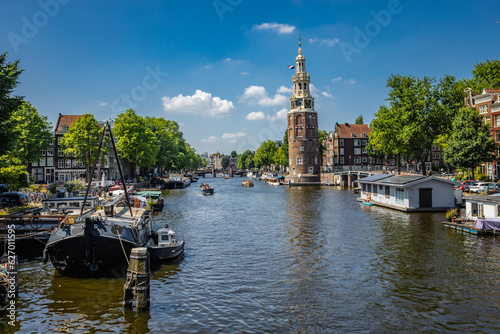 Amsterdam - widok na wieżę obronną Montelbaanstoren