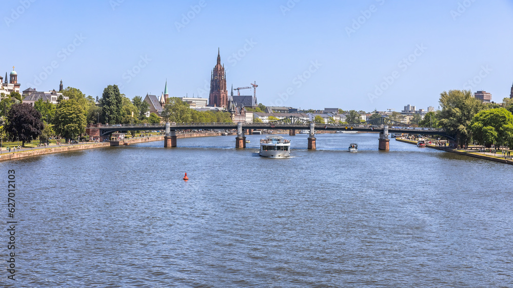Frankfurt am Main Panorama der Untermainbrücke mit Schiff darunter im Hintergrund der Dom