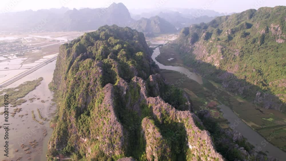 Prise de vue aérienne des montagnes karstiques de Ninh Binh au Vietnam en Asie du Sud-Est - Paysage naturel spectaculaire et destination de voyage populaire.