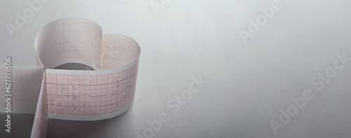 Φωτογραφία Ambulatory electrocardiogram (EKG or EKG) tape of a person recording the front view