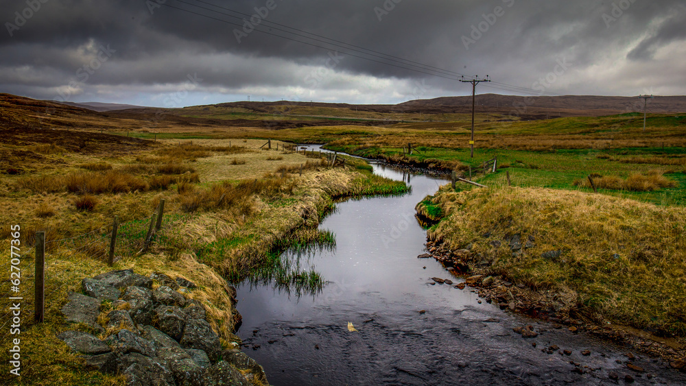 Rivière par temps nuageux dans les Shetland