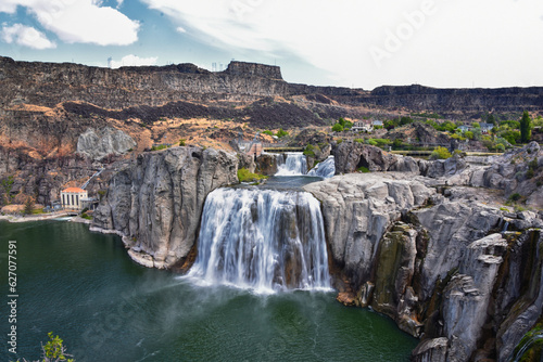 Obraz na płótnie Shoshone Falls on the Snake River as viewed from the hiking trail. Twin Falls by Pillar Falls by Milner Dam Idaho. USA w salonie