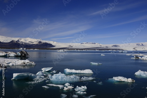 J  kuls  rl  n is a large glacial lake located in the south of the Vatnaj  kull glacier between the Vatnaj  kull National Park and the town of H  fn appeared between 1934 and 1935