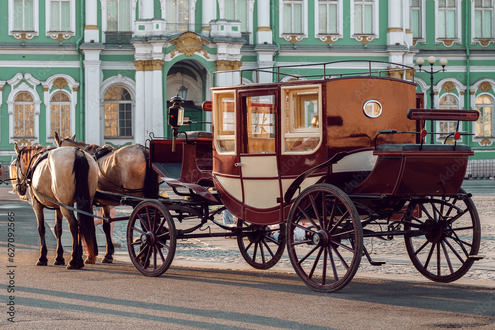 A carriage drawn by two nags is waiting for customers. Walking around the city on a stagecoach.