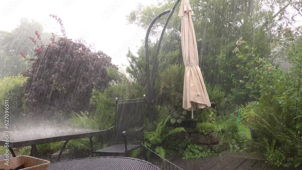Starkregen prasselt auf die Terrasse