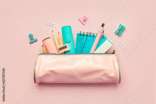 Foto Top view of pencil case with school supplies