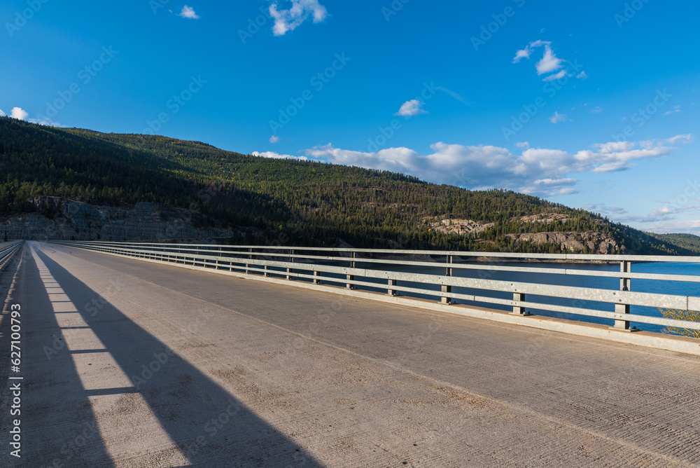 Naklejka premium Lake Bridge In the Mountains
