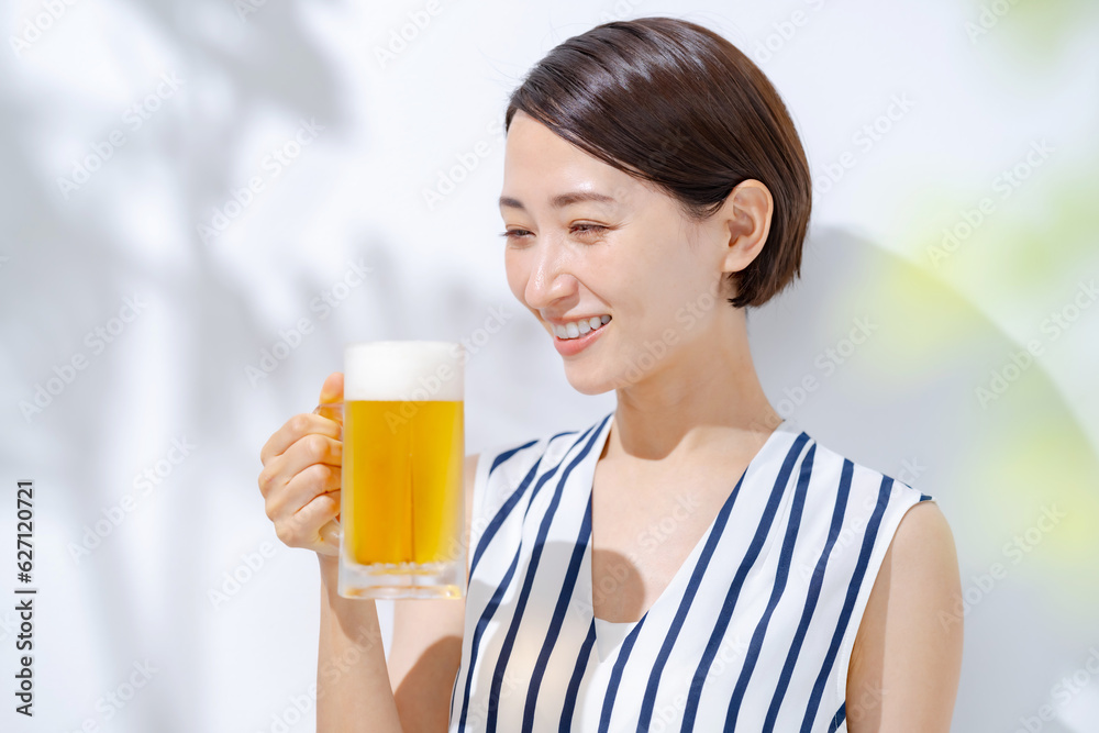ビールを飲む女性