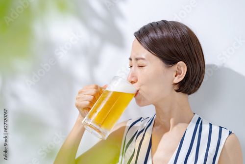 ビールを飲む女性