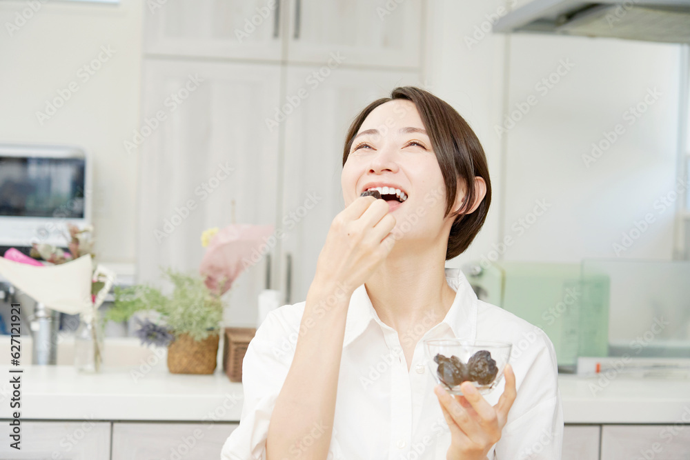 プルーンを食べる女性 プルーンを食べる女性