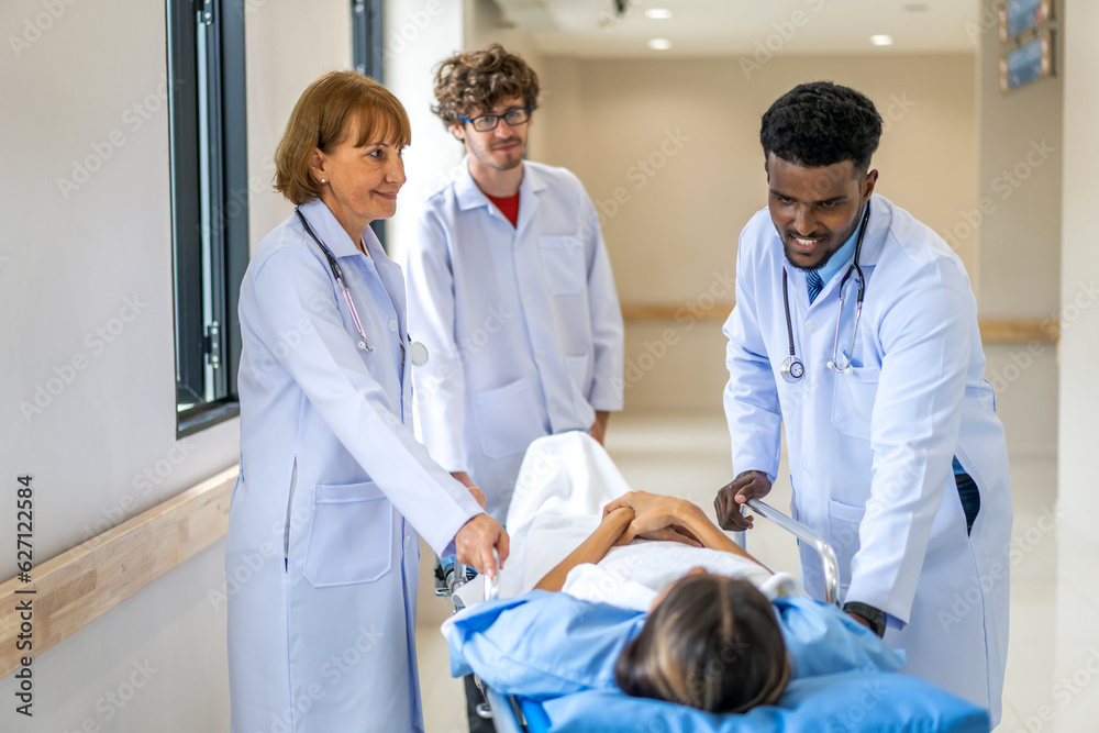 Obraz premium Group of professional medical doctor team and assistant with stethoscope in uniform taking seriously injured coma patient to operation emergency theatre room in hospital.health medical care concept