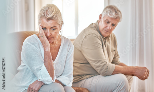 Foto Senior couple, divorce and headache in fight, conflict or argument on the living room sofa at home