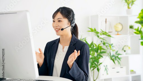 電話応対する女性オペレーター　コールセンター　カスタマーサポート photo
