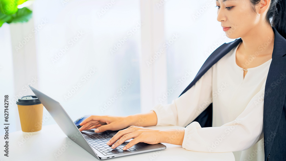 オフィスでノートパソコンを使う女性