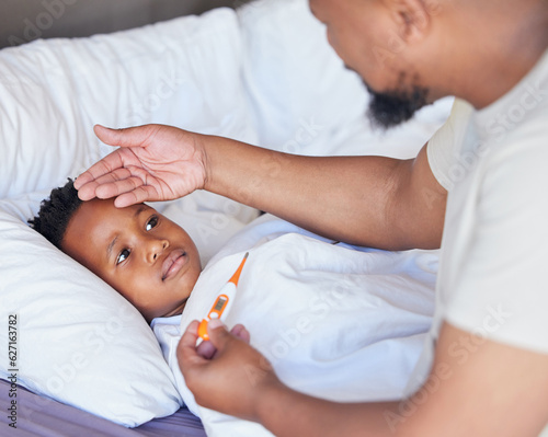Foto Father, thermometer and sick child in bed with a fever and hand of dad on head to check temperature