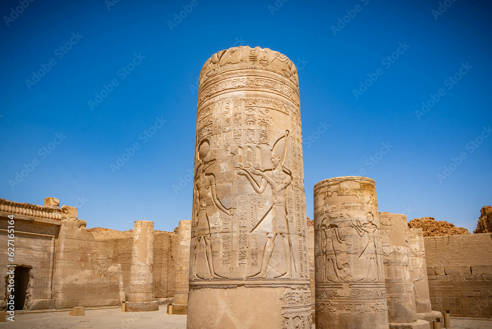 El templo de Edfu es un templo egipcio antiguo situado en Cisjordania del Nilo. El templo de Edfu es un templo egipcio antiguo situado en Cisjordania del Nilo.