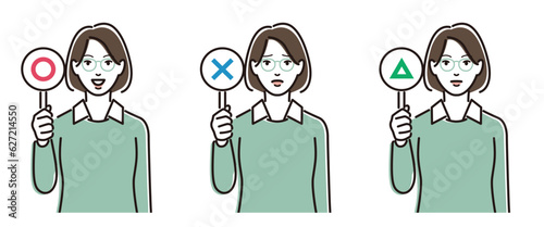 まるとばつとさんかくを出すメガネの女性