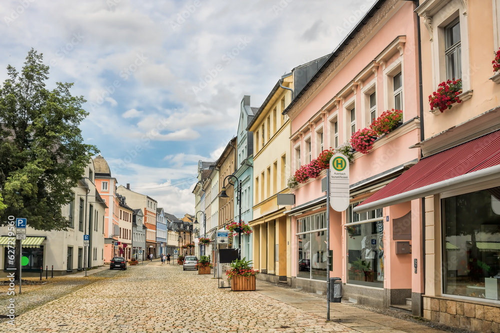 auerbach, deutschland - shoppingmeile mit sanierten alten häusern