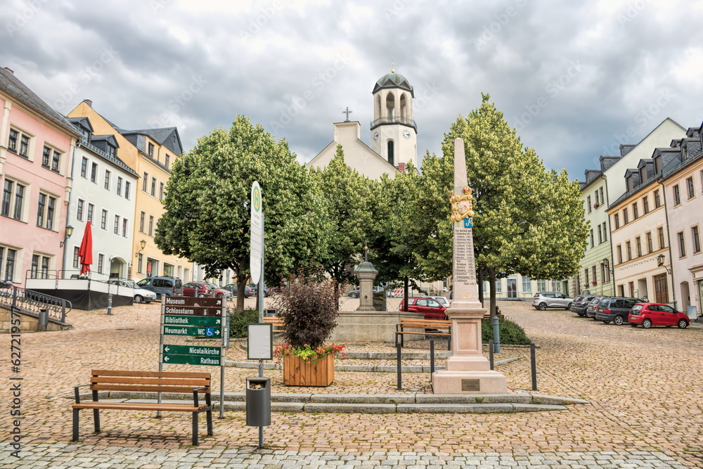 Naklejka premium auerbach, deutschland - marktplatz mit kilometerstein, brunnen und kirche st. laurentius