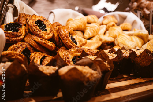 Gebackene Teigteilchen und Crossaints am Buffet zum Frühstück