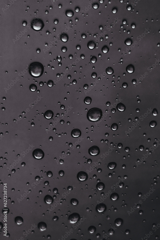 Gouttes d'eau et reflets sur du métal noir - Arrière plan sombre
