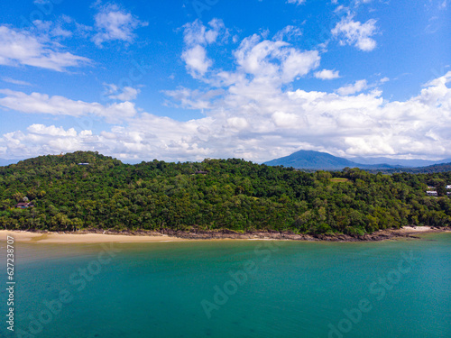 Fototapeta Naklejka Na Ścianę i Meble -  aerial drone panorama of beautiful south mission beach, turtle bay, lugger bay, and surrounding islands in tropical north queensland, australia; paradise beaches on the shore of pacific