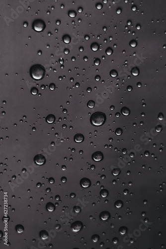 Obraz na płótnie Gouttes d'eau et reflets sur du métal noir - Arrière plan sombre w salonie