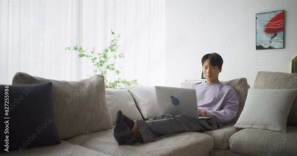재택근무하며 노트북으로 소셜미디어 캠페인을 관리하는 남성