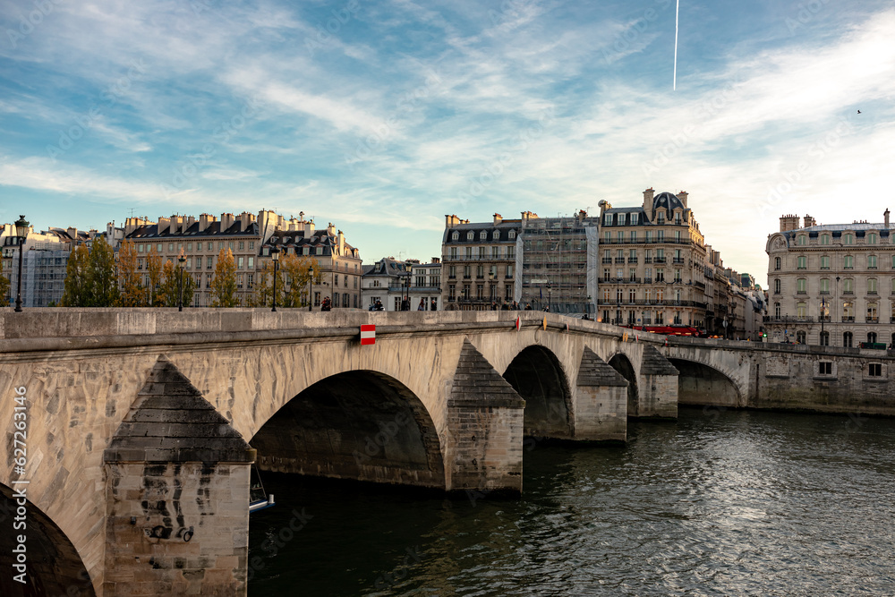 Naklejka premium Beautiful vibrant sunset over the river Seine in Paris, France