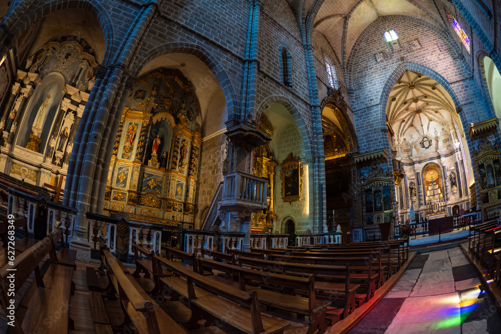 Fototapeta premium Inside the beautiful church of Evora in Portugal