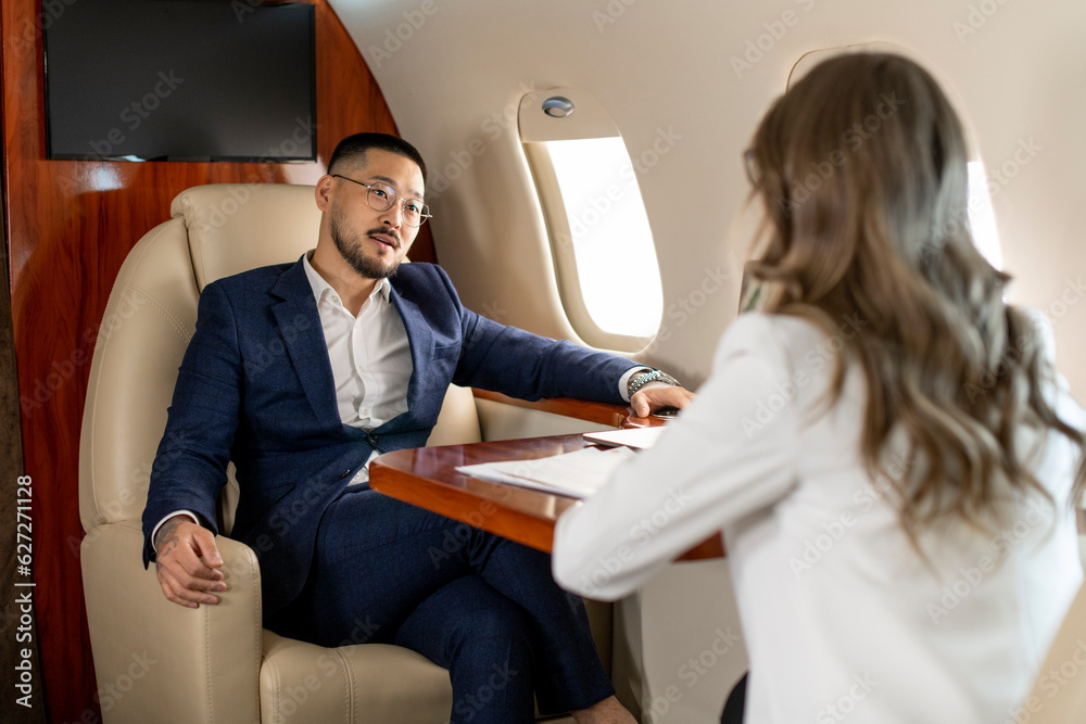 Φωτογραφία successful asian businessman in suit at meeting with businesswoman partner in pr