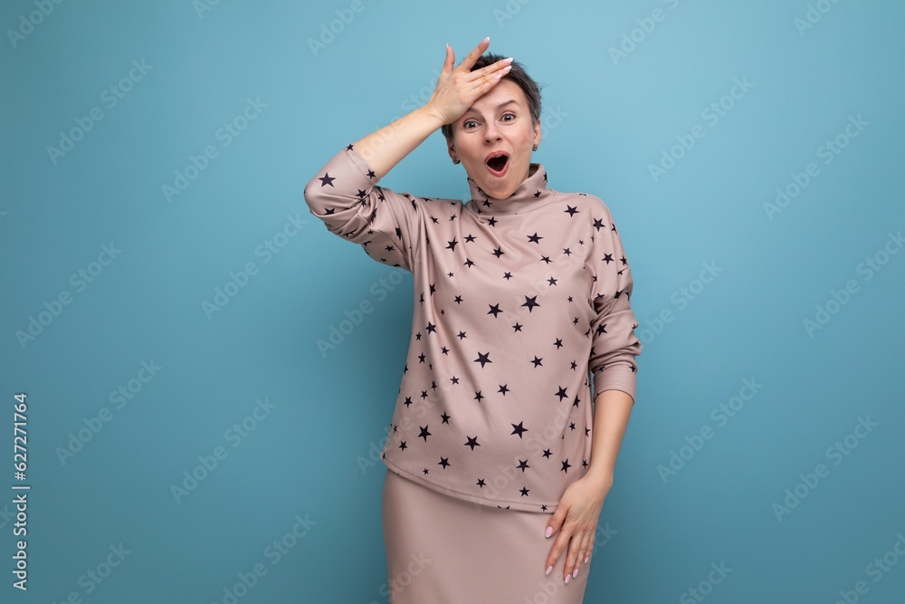 Εκτύπωση καμβά surprised well-groomed young careerist woman with gray streaked hair dressed in