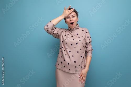 Fotografie surprised well-groomed young careerist woman with gray streaked hair dressed in