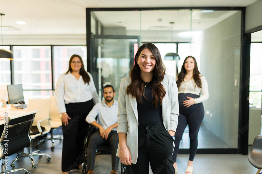 Φωτογραφία Portrait of asian businesswoman with colleagues in background