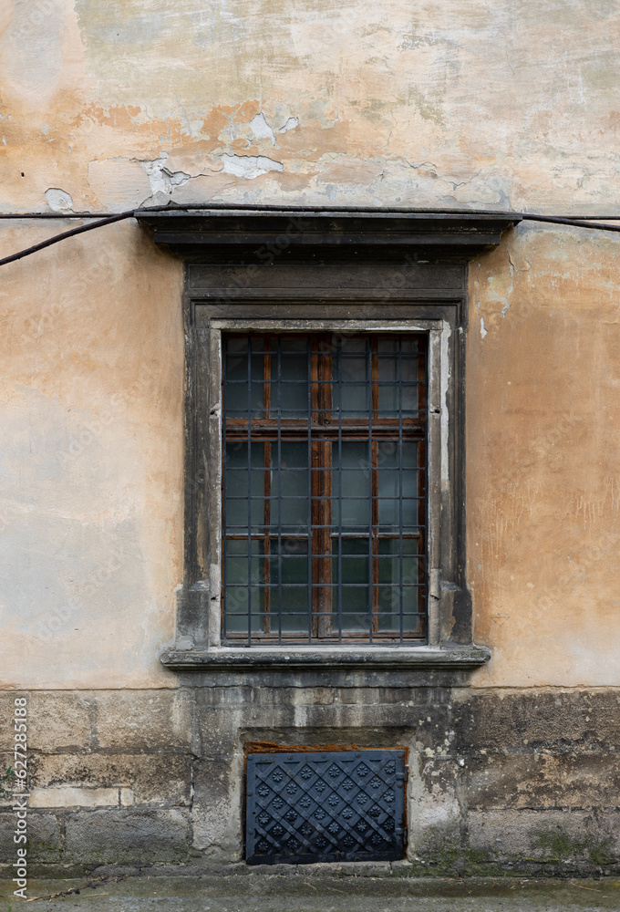 Obraz premium Old window on the wall of a building