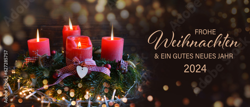 Weihnachtskarte - Frohe Weihnachten und ein gutes neues Jahr 2024 - rote brennende Kerzen - Adventskerzen - Weihnachtsgrüße - Hintergrund Banner, Header - Christmas greeting card with german text